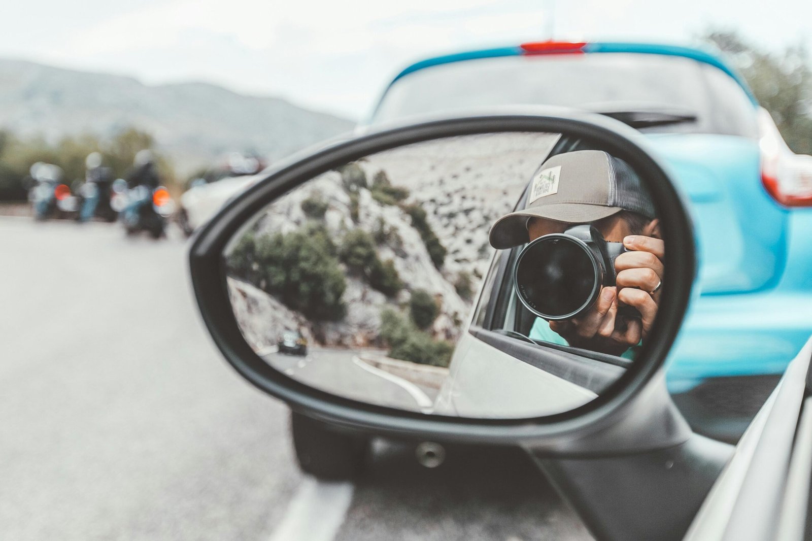 Person fotografiert Autospiegel auf Mallorca, aufgenommen von Eugene Zhyvchik