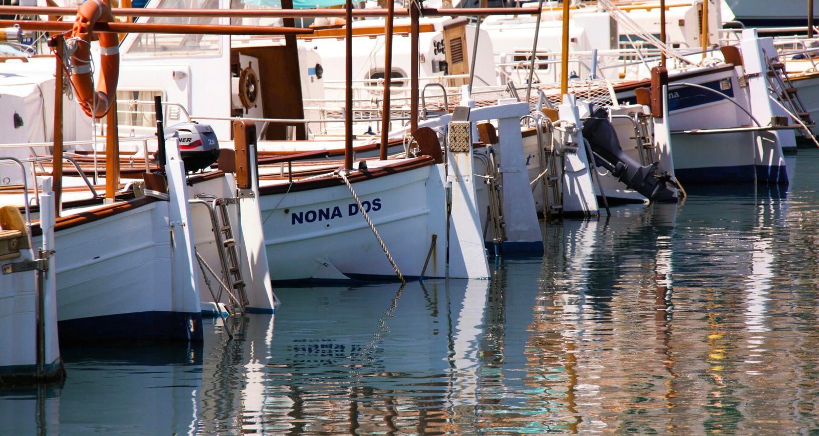 Reihe weißer Segelboote im Hafen auf Mallorca, aufgenommen von Tanja Cotoaga