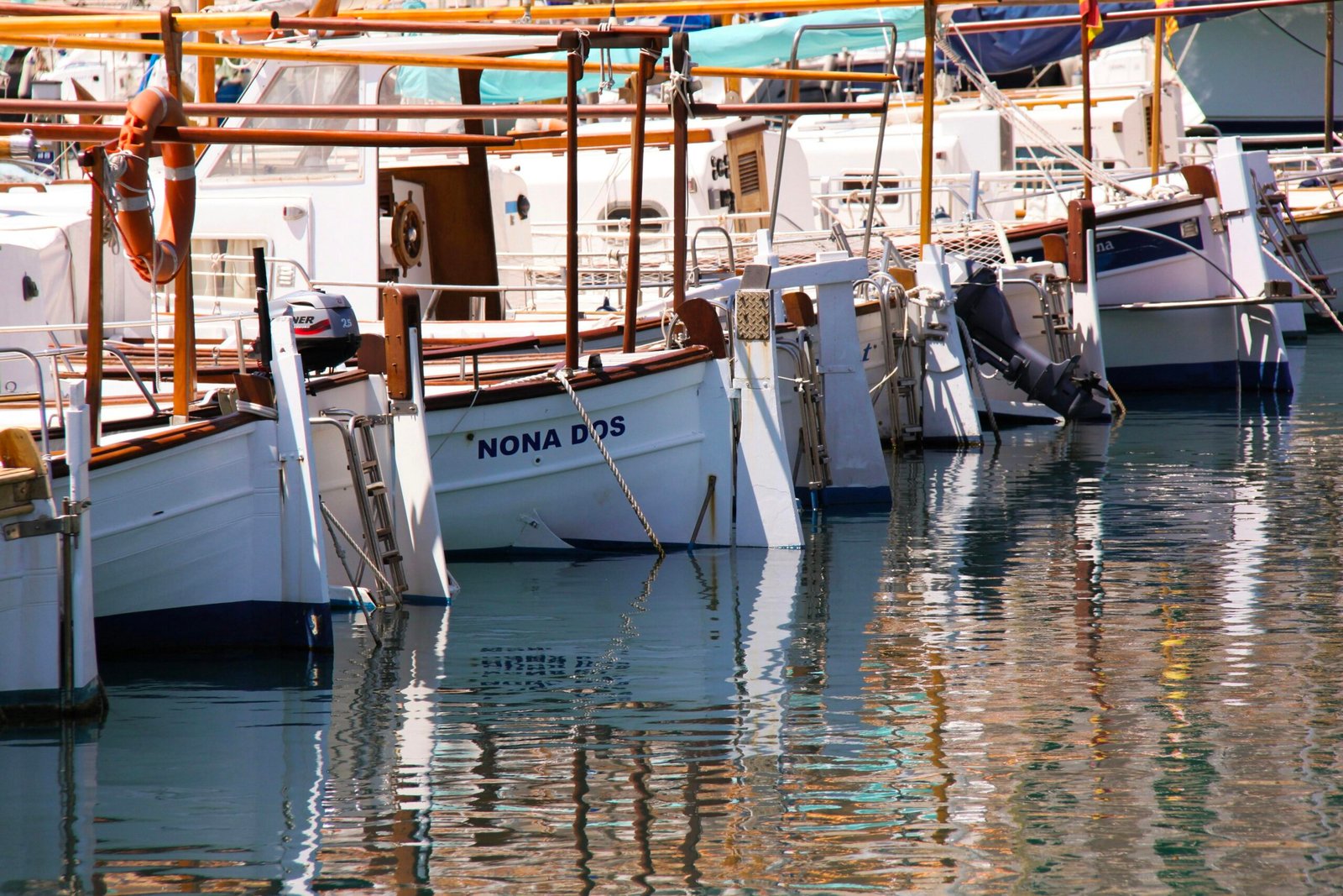 Reihe weißer Segelboote im Hafen auf Mallorca, aufgenommen von Tanja Cotoaga