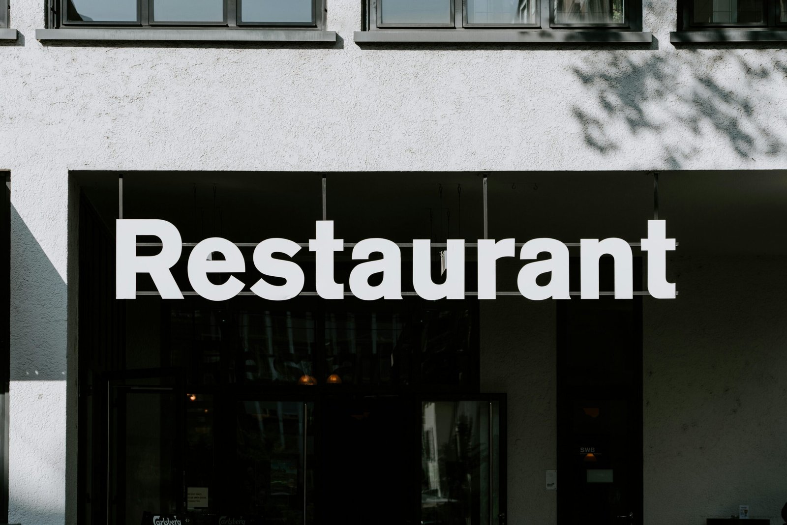 Restauranttext auf Mallorca, fotografiert von Claudio Schwarz, zeigt eine typische Speisekarte in einem mallorquinischen Lokal.