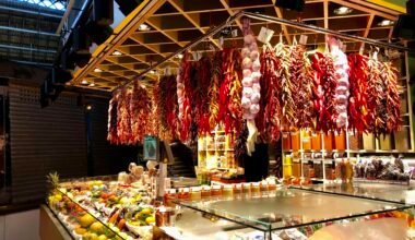 Rohes Fleisch auf einem Verkaufstresen auf Mallorca, fotografiert von Jorge Fernández Salas.