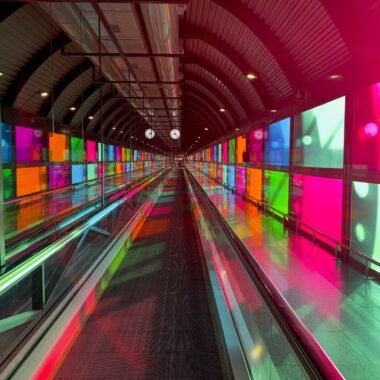 Bunter Tunnel mit roten, blauen, grünen und gelben Farben auf Mallorca, aufgenommen von Sem S
