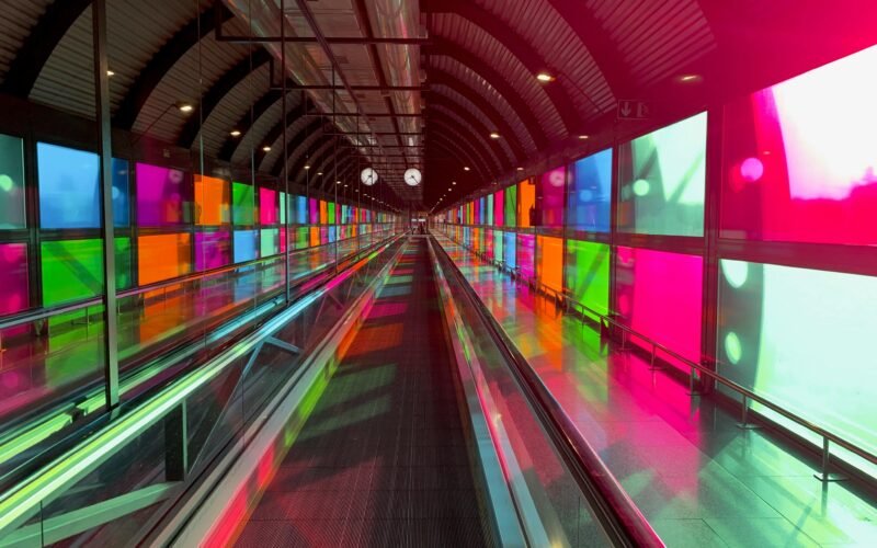 Bunter Tunnel mit roten, blauen, grünen und gelben Farben auf Mallorca, aufgenommen von Sem S