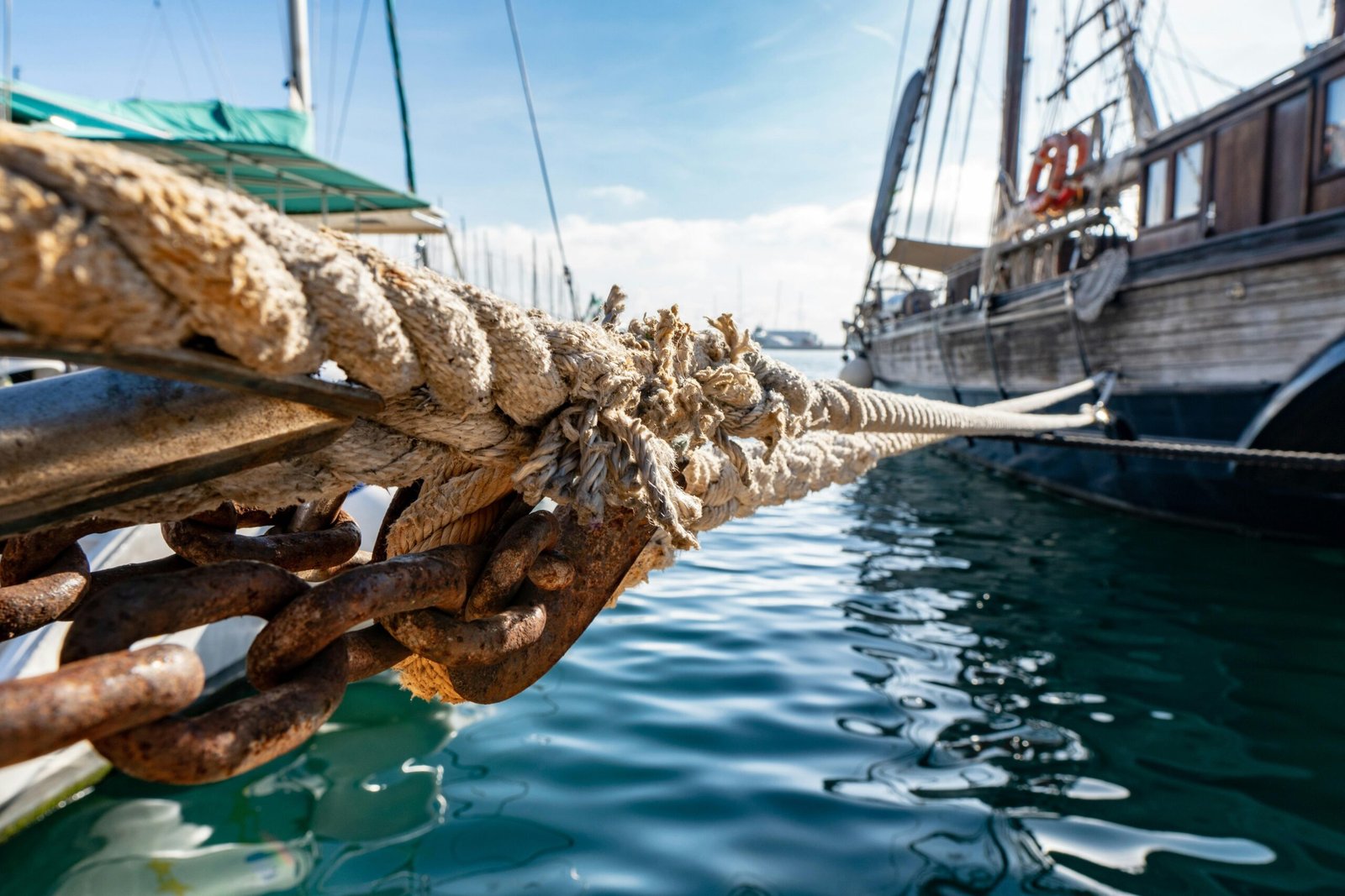 Seil auf einem Boot auf Mallorca, fotografiert von Dylan Freedom, zeigt maritime Details der Insel