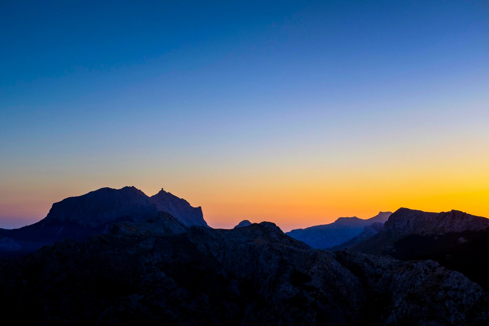 Silhouette eines Berges bei Sonnenuntergang auf Mallorca, fotografiert von Markus Voetter