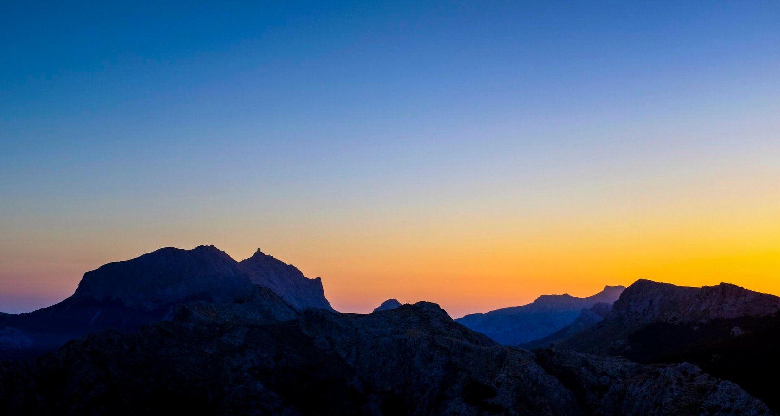 Silhouette eines Berges bei Sonnenuntergang auf Mallorca, aufgenommen von Markus Voetter