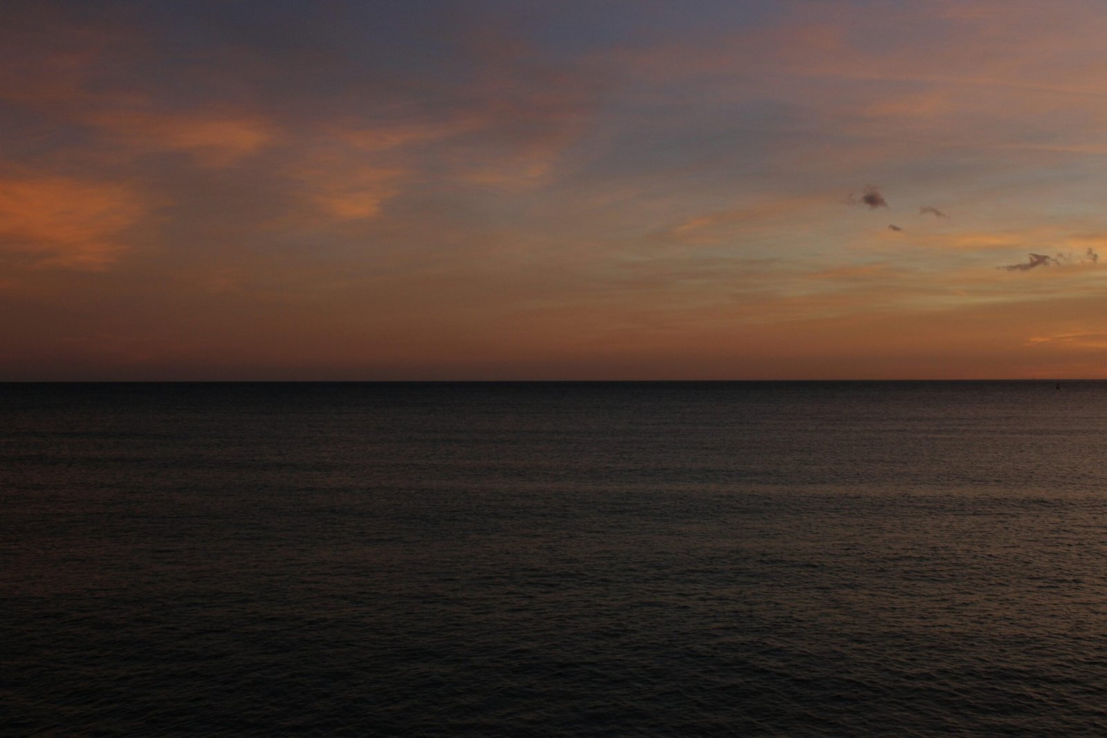 Sonnenuntergang über dem ruhigen Ozean auf Mallorca, fotografiert von Susana Bartolome