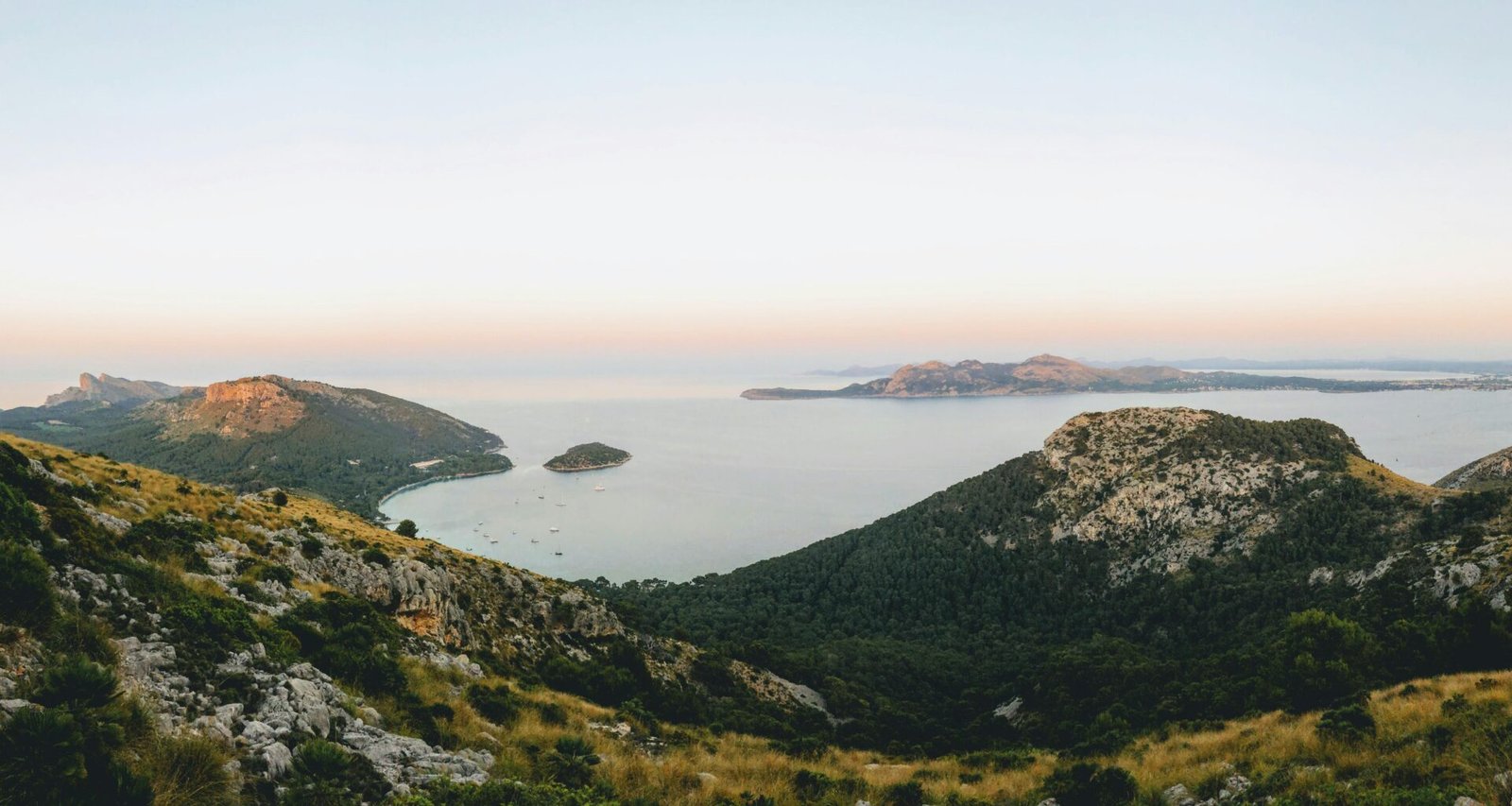 Berg neben einem Wasserlauf auf Mallorca bei Tageslicht, aufgenommen von Aleksandar Popovski