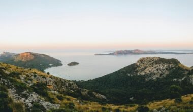 Berg neben einem Wasserlauf auf Mallorca bei Tageslicht, aufgenommen von Aleksandar Popovski
