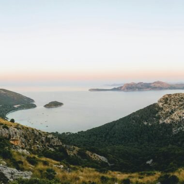 Berg neben Wasser bei Tageslicht auf Mallorca, aufgenommen von Aleksandar Popovski