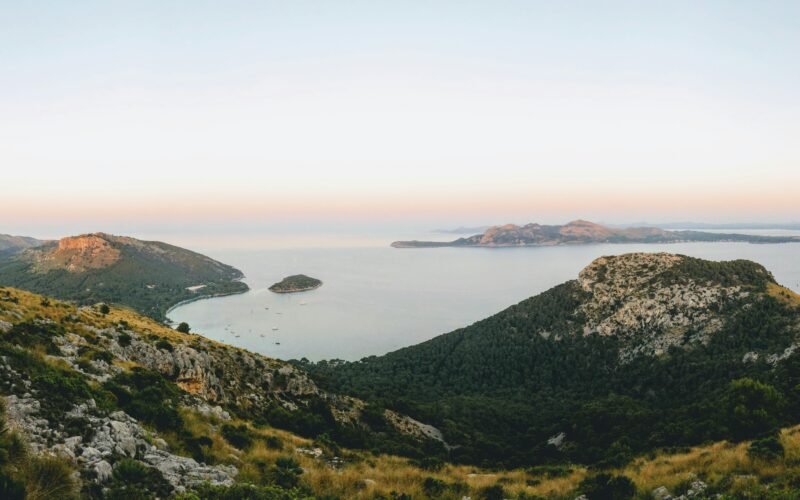 Berg neben einem Wasserlauf auf Mallorca bei Tageslicht, aufgenommen von Aleksandar Popovski
