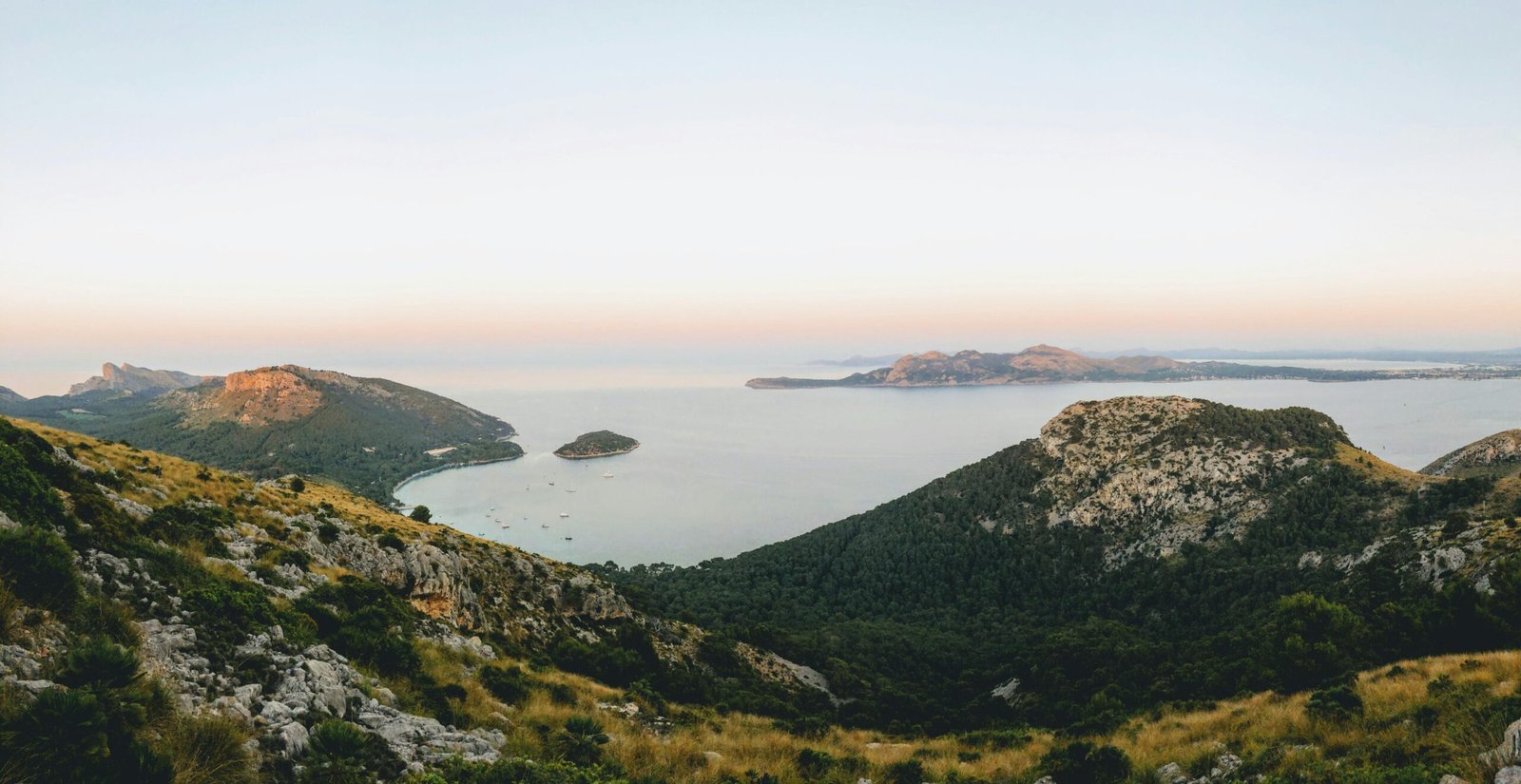 Berg neben einem Wasserlauf auf Mallorca bei Tageslicht, aufgenommen von Aleksandar Popovski