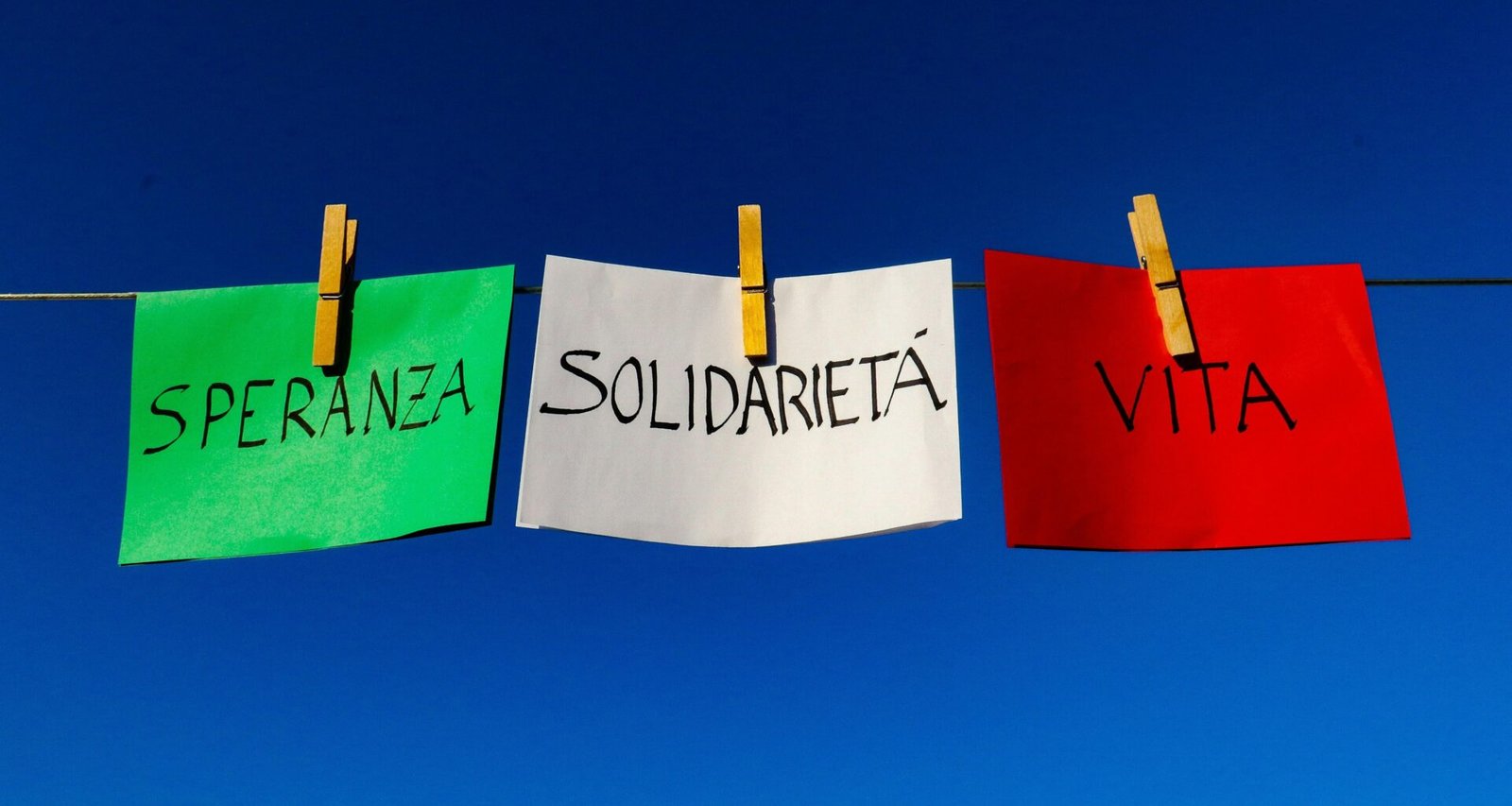 Nahaufnahme eines weißen Papiers mit Text, aufgenommen auf Mallorca, von Licia Gavina