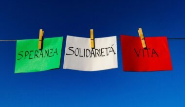 Nahaufnahme eines weißen Papiers mit Text, aufgenommen auf Mallorca, von Licia Gavina