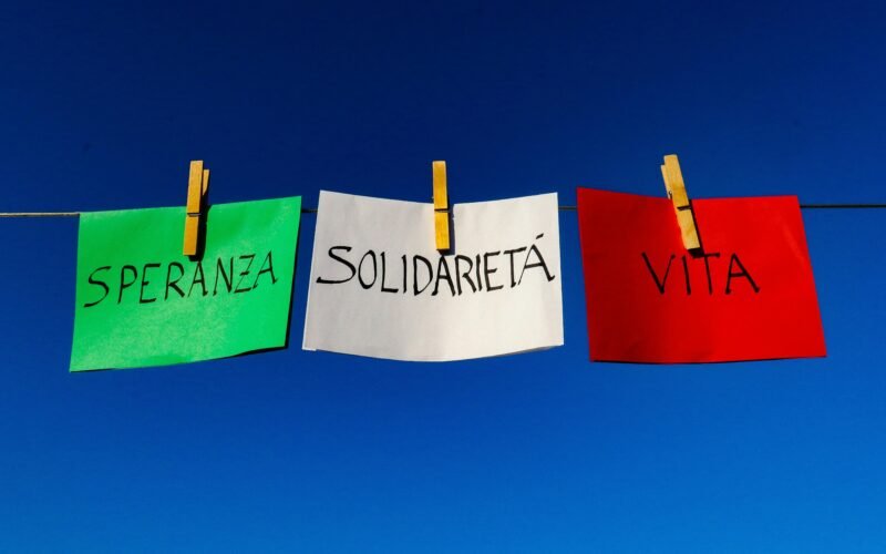 Nahaufnahme eines weißen Papiers mit Text, aufgenommen auf Mallorca, von Licia Gavina