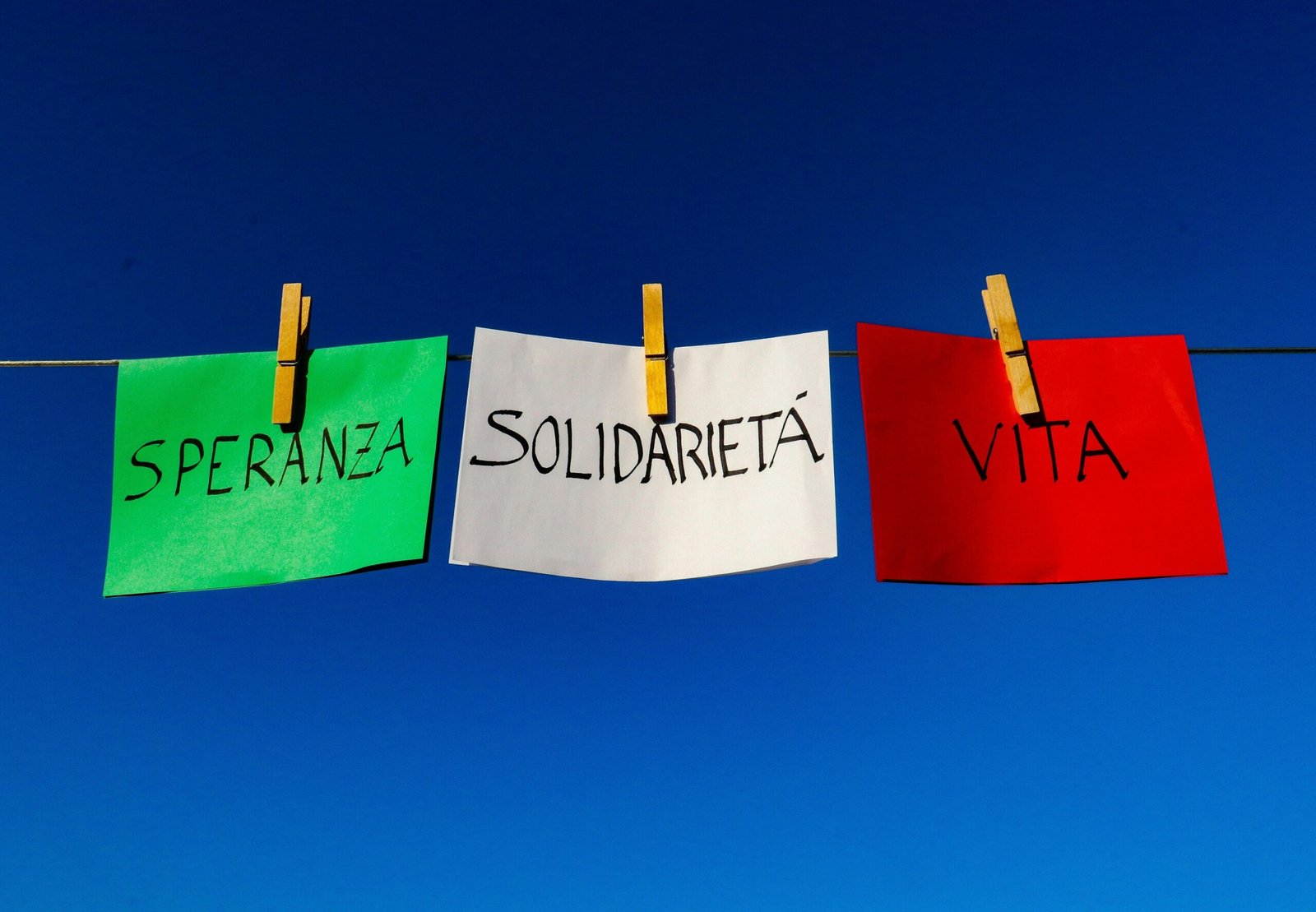 Nahaufnahme eines weißen Papiers mit Text, aufgenommen auf Mallorca, von Licia Gavina