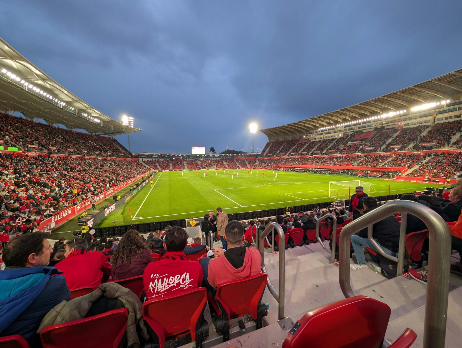 Voller Fußballstadion auf Mallorca mit Fans, die ein Spiel beobachten, aufgenommen von David Vives.