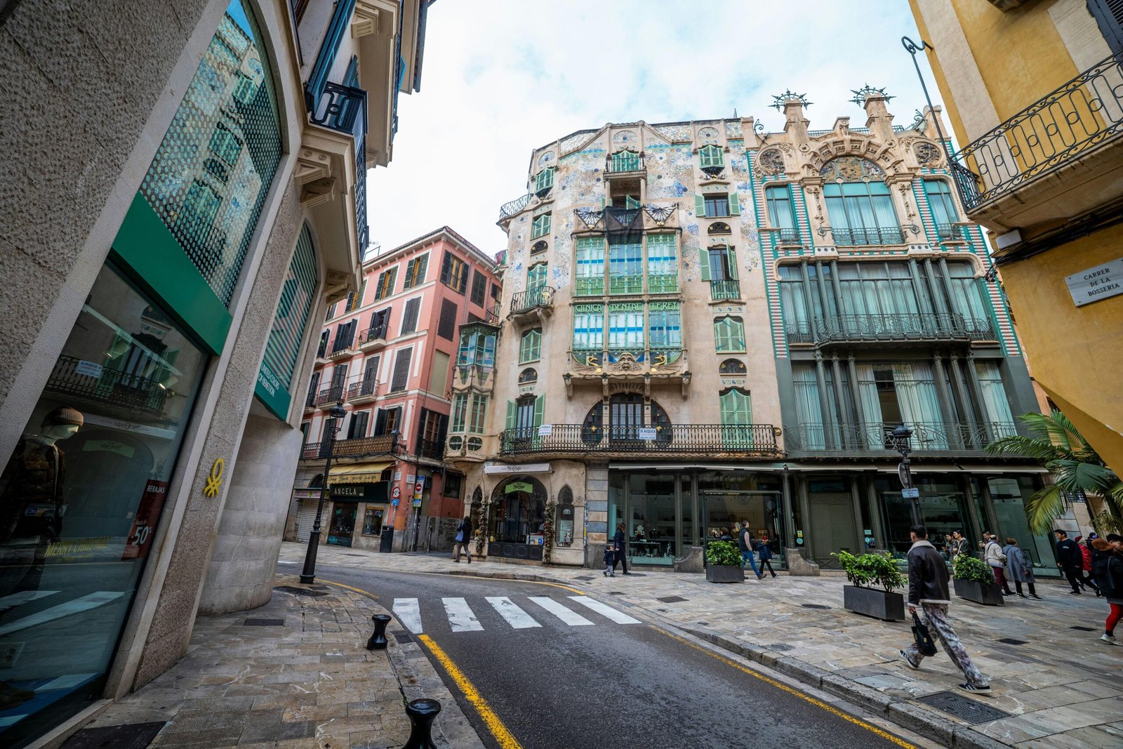 Ornate Gebäude entlang einer gepflasterten Straße mit Zebrastreifen auf Mallorca, fotografiert von Viacheslav Poturaev