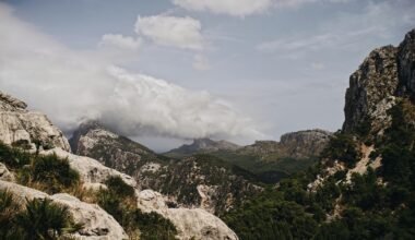 Weiße Felsen und Bergformationen auf Mallorca, fotografiert von Oscar Nord, mit markanten Gesteinsformationen im natürlichen Umfeld
