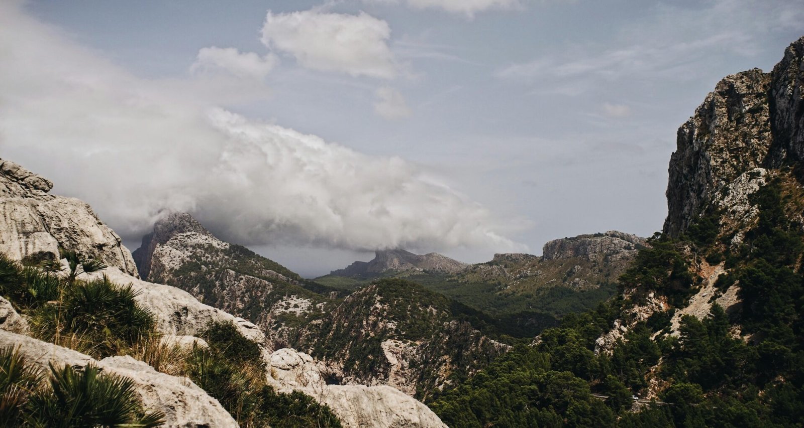 Weiße Felsen und Bergformationen auf Mallorca, fotografiert von Oscar Nord