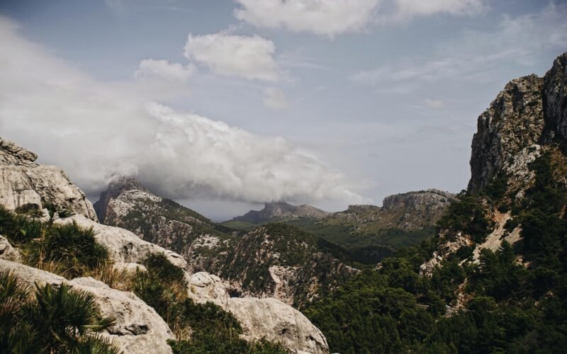 Weiße Felsen und Bergformationen auf Mallorca, fotografiert von Oscar Nord