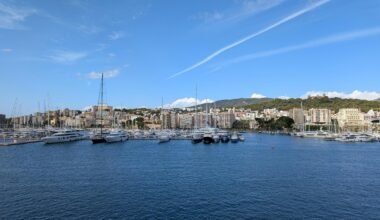 Yachten liegen im Hafen auf Mallorca mit Blick auf die Stadt skyline, aufgenommen von David Vives.