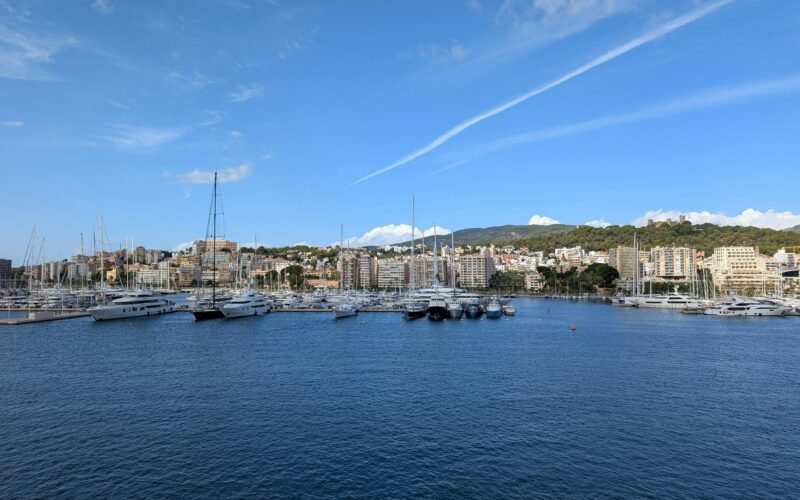 Yachten liegen im Hafen auf Mallorca mit Blick auf die Stadt skyline, aufgenommen von David Vives.