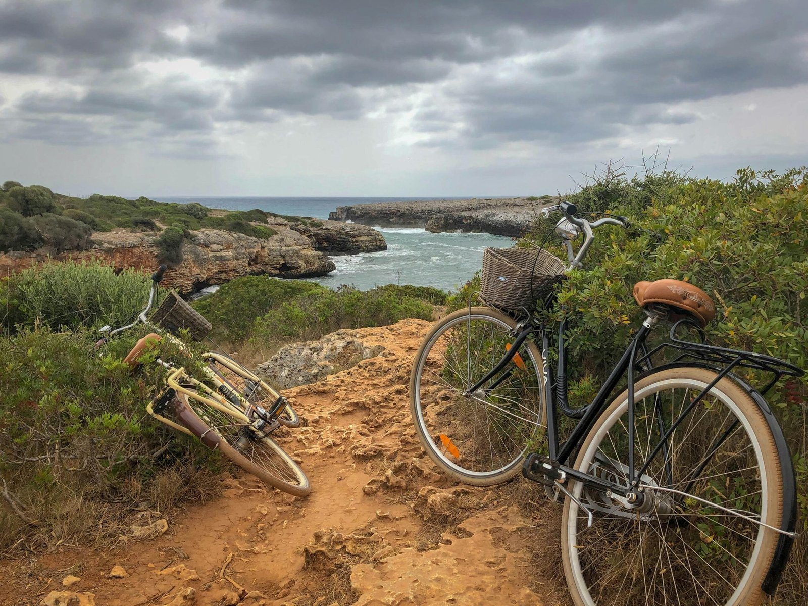 Zwei gelbe und schwarze Fahrräder stehen nebeneinander auf Mallorca, bereit für eine Radtour durch die Insel.